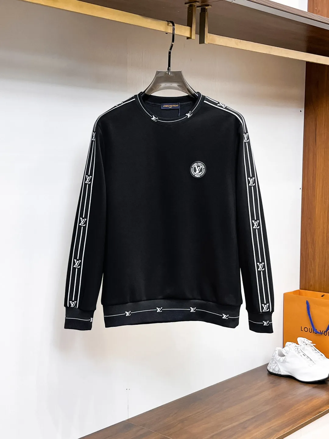 🅿️540 LV 2025 autumn and winter new counter, the same casual Tencel cotton fabric suit, breathable, comfortable and casual! Full of high-end feel! The details are exquisite and high-end, and the workmanship is impeccable! The original high-end fabric is very high-end! The fabric is crisp, anti-wrinkle and wear-resistant, warm, neat and stylish. Everyone must buy a set this autumn and winter. They must look cool and cool when wearing it. This is a model that we highly recommend! M-3XL